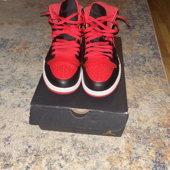 Air Jordan 1 Mid Fire - Alternate Bred - Picture 3 of 4